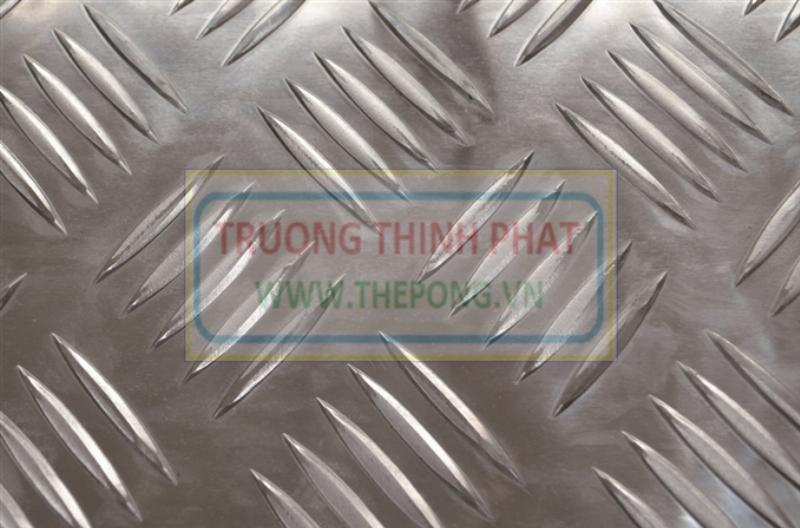 Bảng so sánh ưu nhược điểm của thép gân chống trượt và sơn chống trượt trong môi trường công nghiệp